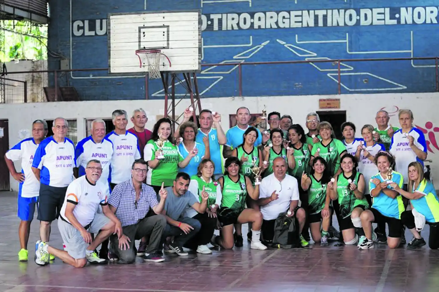 EN TAFÍ VIEJO. Los adultos mayores formaron parte del programa con el newcom.