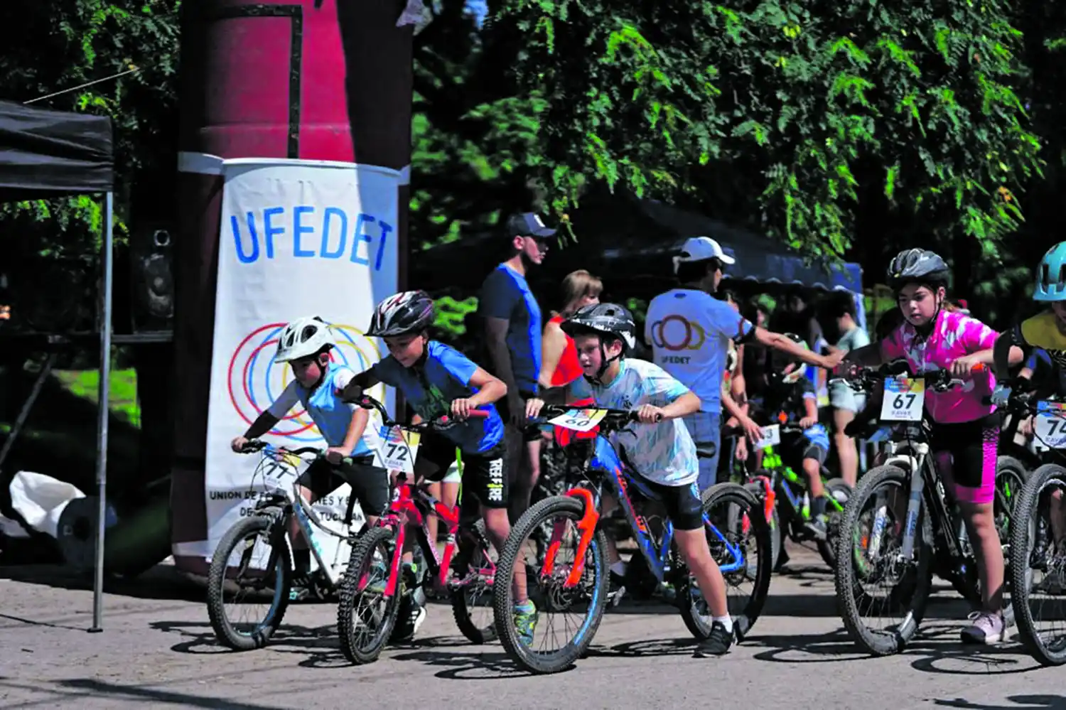 EN YERBA BUENA. Los bikers están listos para largar. La jornada fue calurosa y soleada.