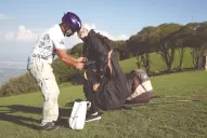 Tiene 94 años y vuela en parapente para preservar la yunga tucumana