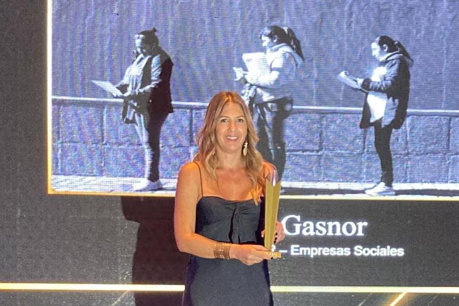 Verónica Argañaraz, subgerente de Relaciones Institucionales, recibió el premio para Gasnor SA.