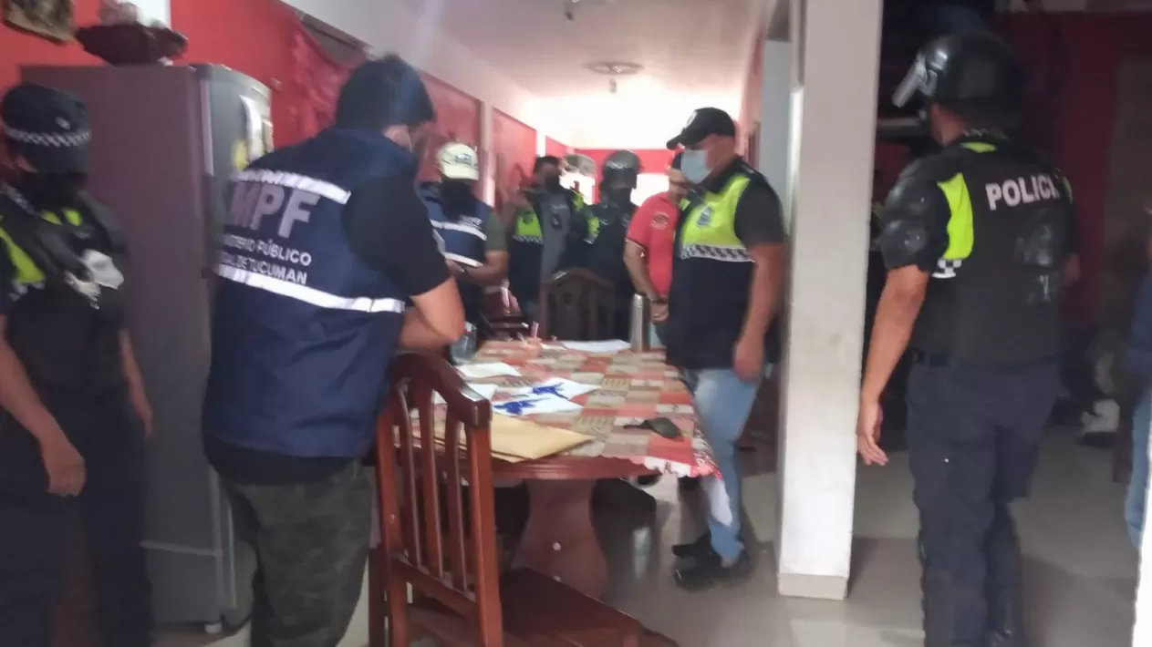 Bajo arresto policial.