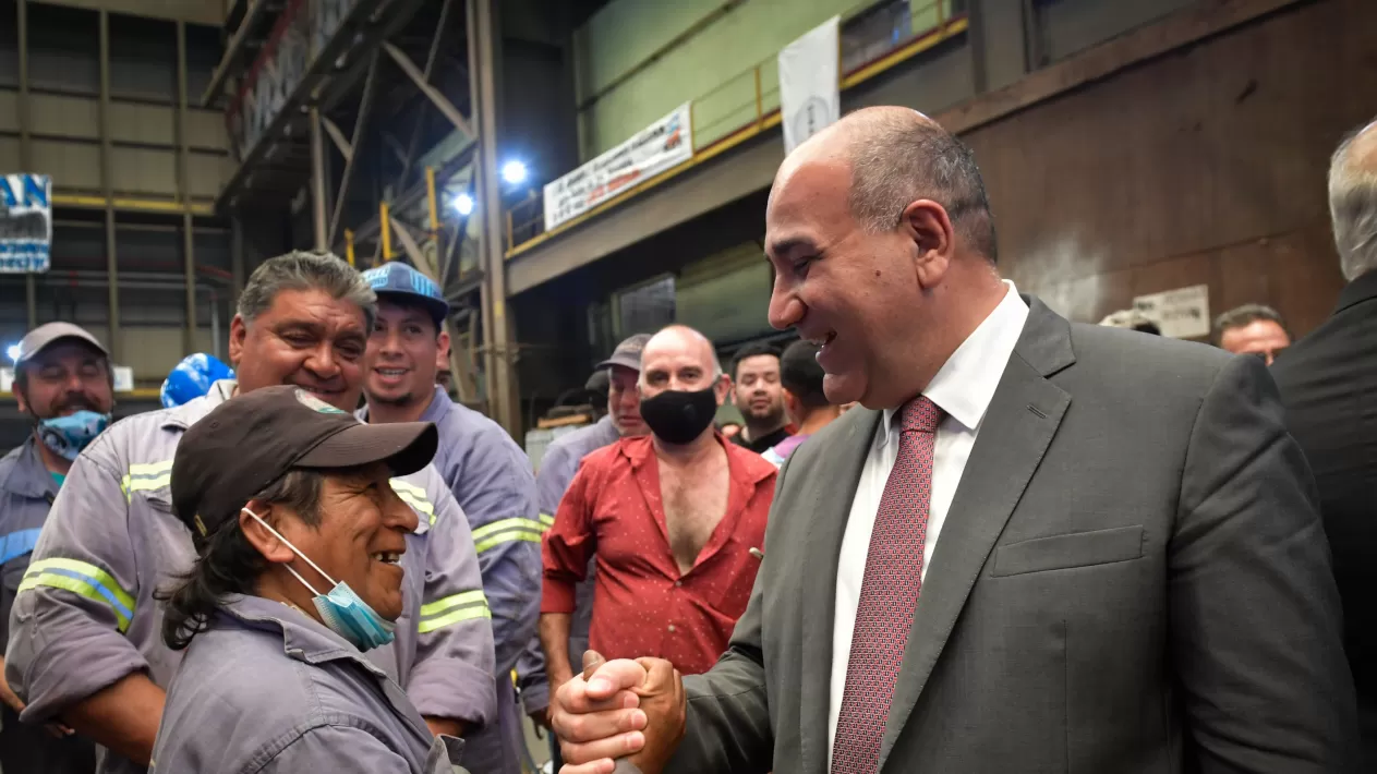 VISITA OFICIAL. Juan Manzur dialoga con obreros de una industria en Puerto Madryn, Chubut, durante un recorrido reciente. Foto: Twitter @JuanManzurOK