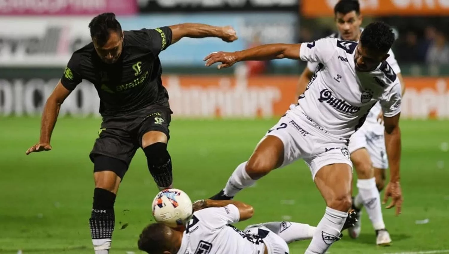 POR LA FINAL. Ferro, con Gonzalo Rodríguez, intentará llegar al partido por el ascenso pero antes deberá eliminar a Quilmes.