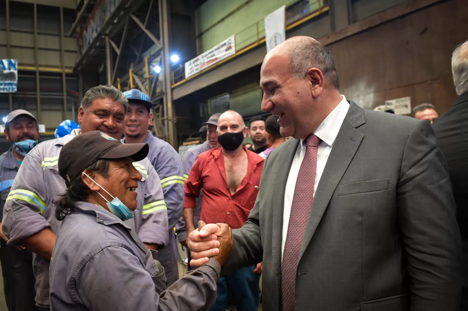 VISITA OFICIAL. Juan Manzur dialoga con obreros de una industria en Puerto Madryn, Chubut, durante un recorrido reciente. Foto: Twitter @JuanManzurOK