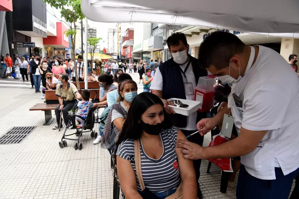 EN LA PEATONAL. Decenas de tucumanos completaron sus esquemas de vacunación en la calle Mendoza. LA GACETA / FOTO DE JOSÉ NUNO