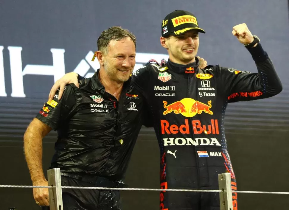 EUFÓRICOS. Max Verstappen festeja abrazado a Christian Horner, director del equipo Red Bull, el campeonato obtenido 