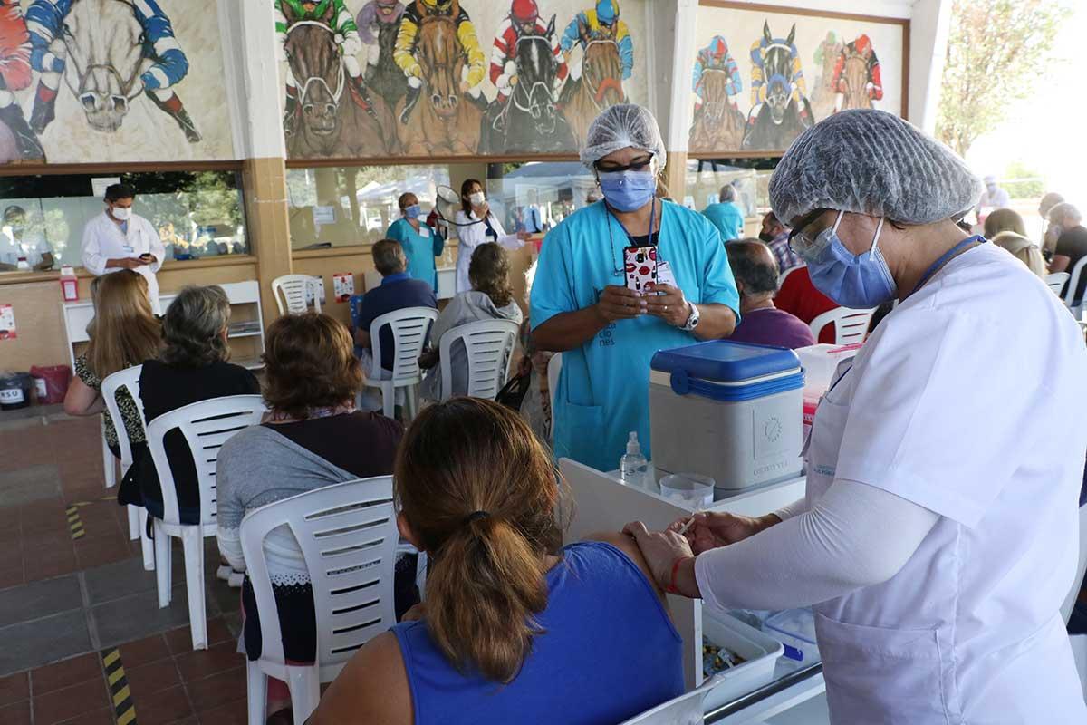 COMPLETANDO LA PAUTA. Vacunación en el Hipódromo, tras la exigencia del pase sanitario. FOTO MINISTERIO DE SALUD PÚBLICA (ARCHIVO)