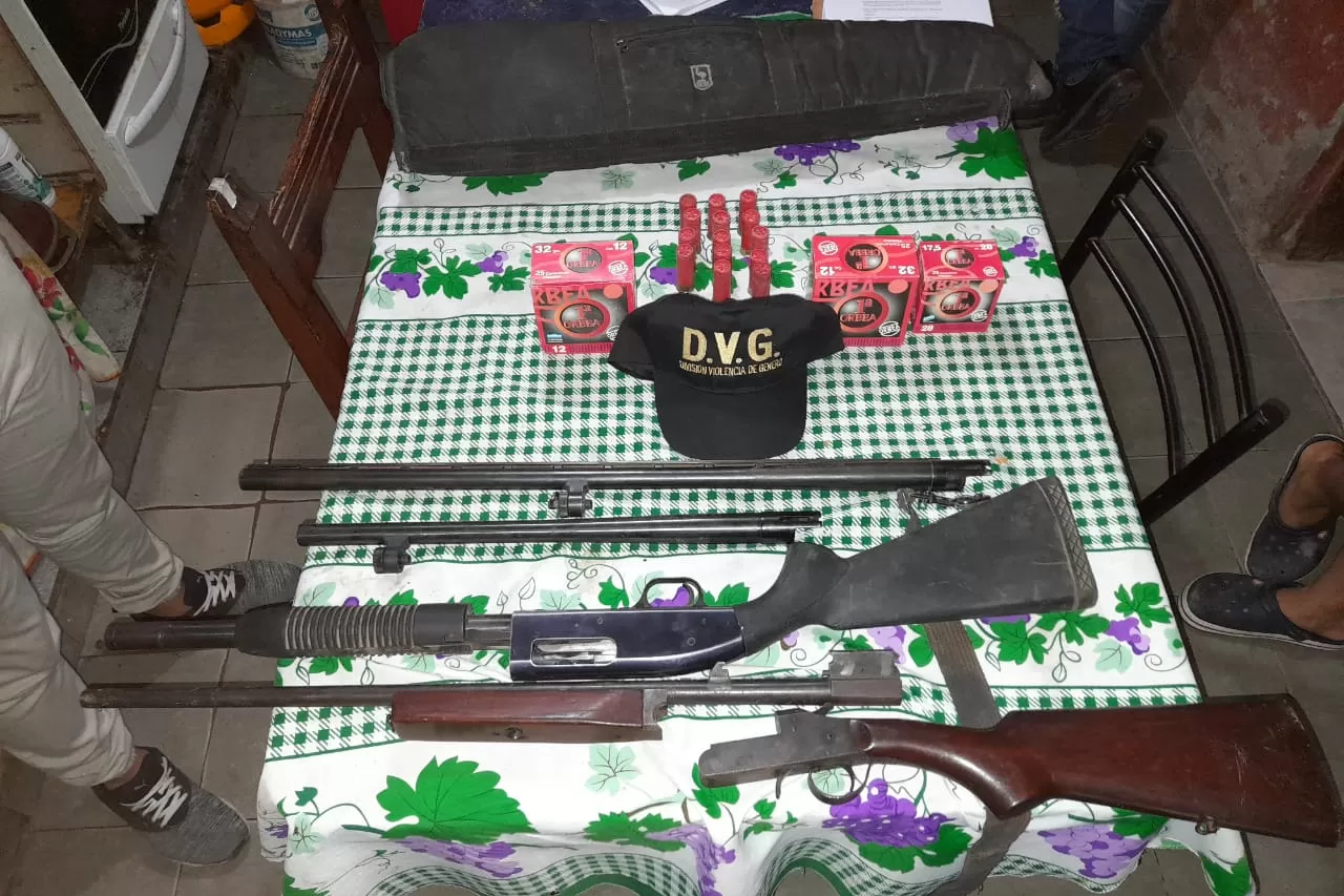 Las armas encontradas en el domicilio del detenido. 