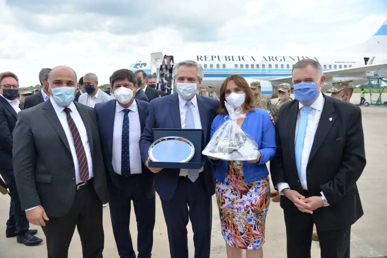 RECEPCIÓN. Alberto Fernández fue agasajado a su llegada a Tucumán por Jaldo, Manzur, Salomón y Gutiérrez. Foto: Prensa Gobernación