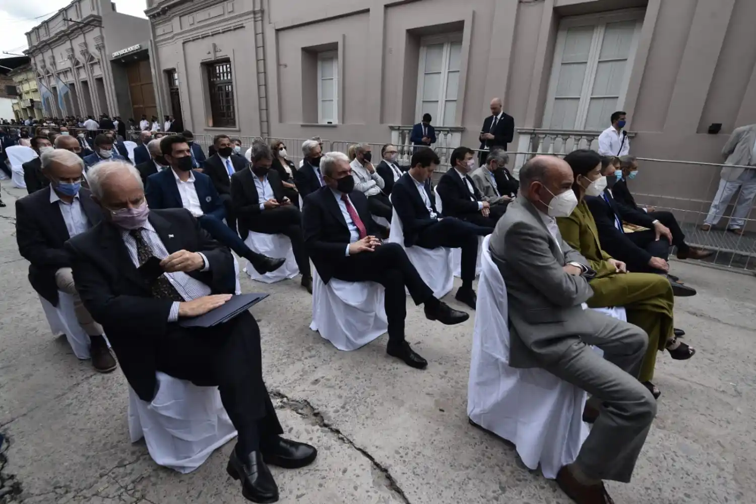 ENTRE EL PÚBLICO. Funcionarios nacionales y provinciales siguen con atención el discurso del Presidente. Foto: LA GACETA / OSVALDO RIPOLL