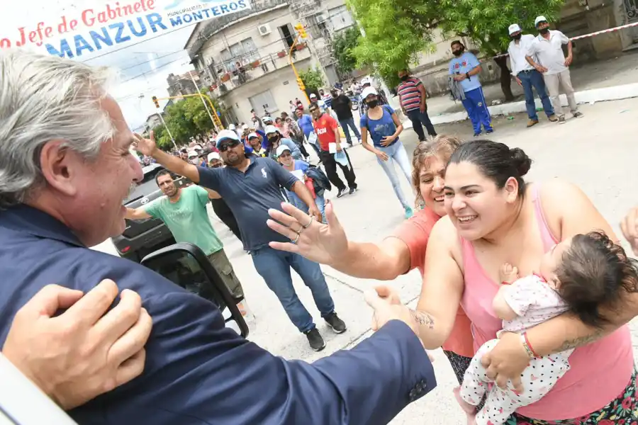 Alberto Fernández recibe el saludo de una tucumana. 