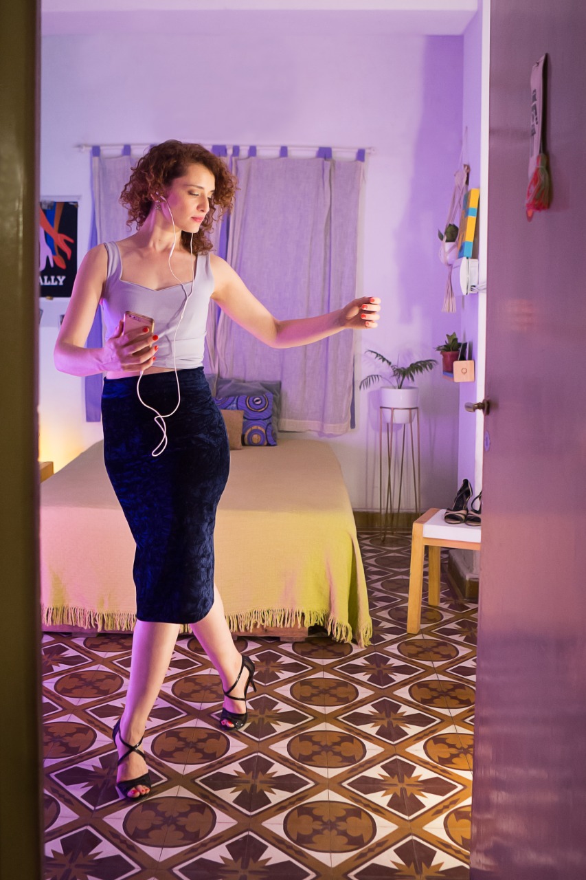 LA PROTAGONISTA. Sofía Auvieux practica sola en su dormitorio. 