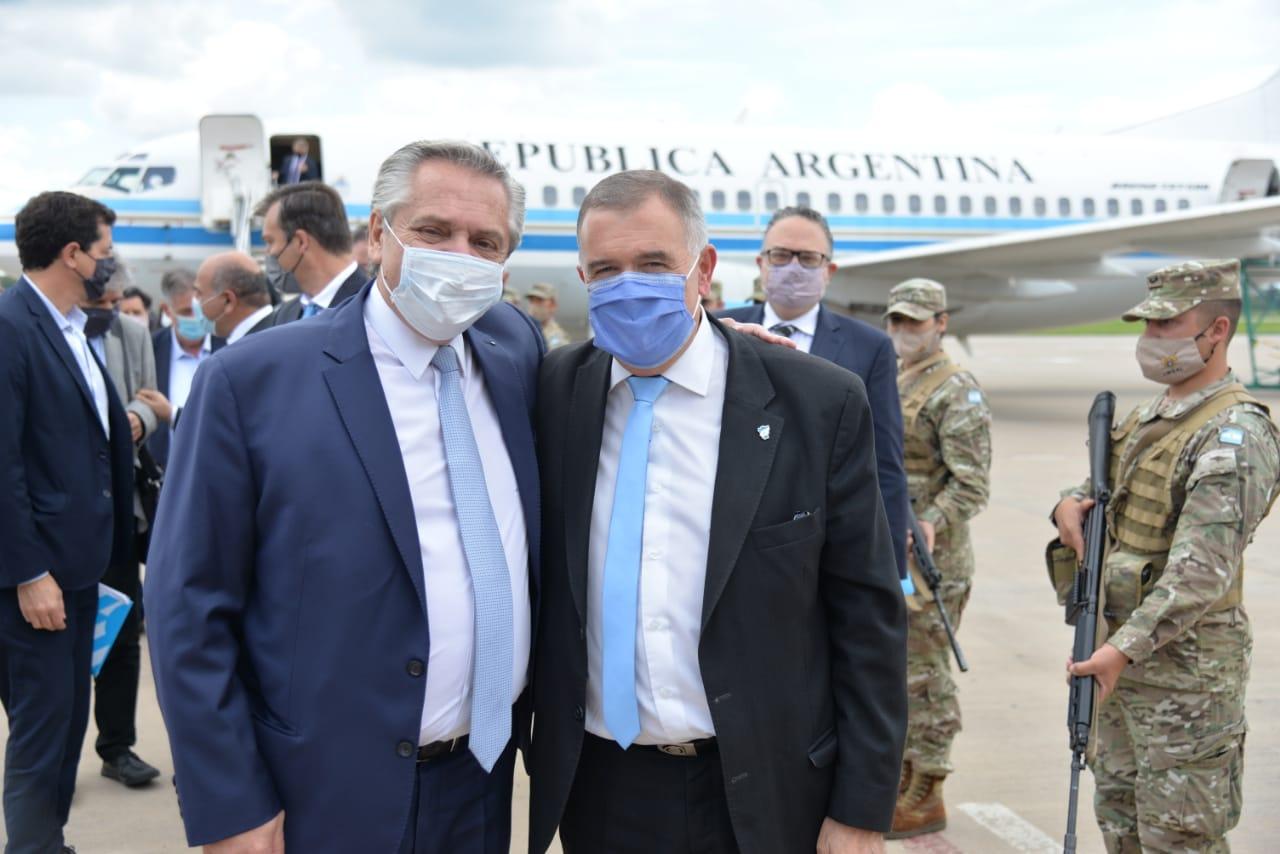 EN TUCUMÁN. Alberto Fernández, junto a Osvaldo Jaldo, en el aeropuerto Benjamín Matienzo. Foto: Prensa Gobernación