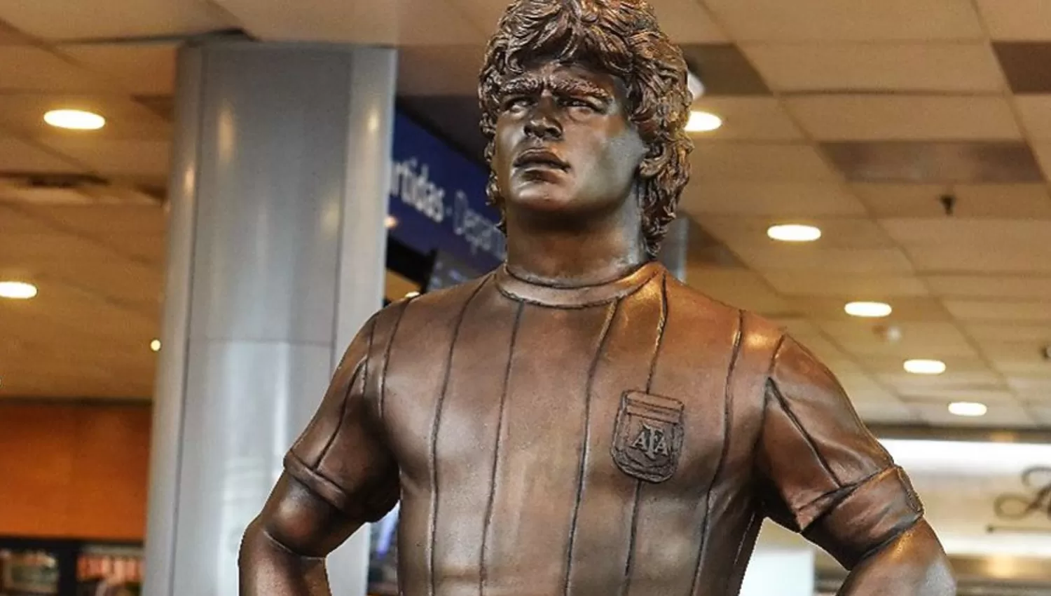 ETERNO. La estatua de Maradona podrá ser visitada por todos los usuarios del aeropuerto de Ezeiza.