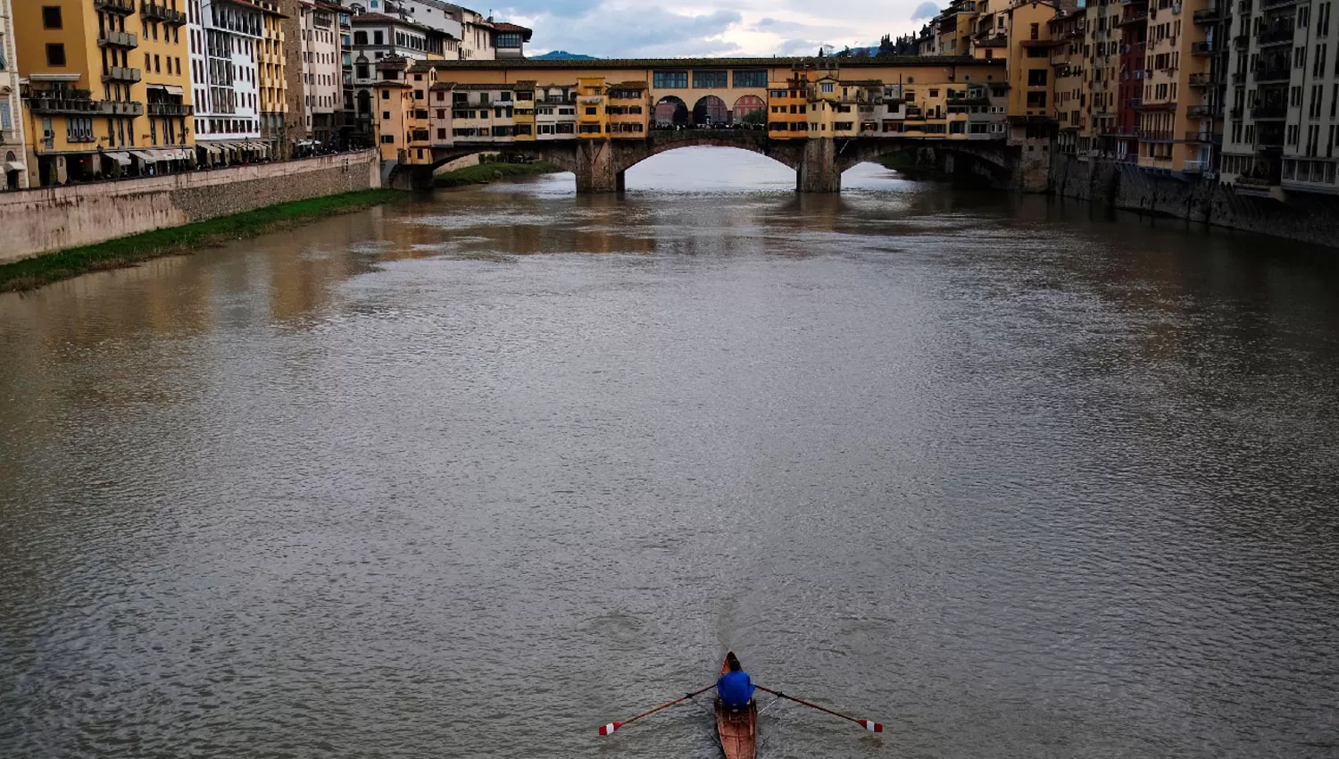 FLORENCIA. Ponte Vecchio, sobre el río Arno, es una de las postales más reconocidas de Italia.