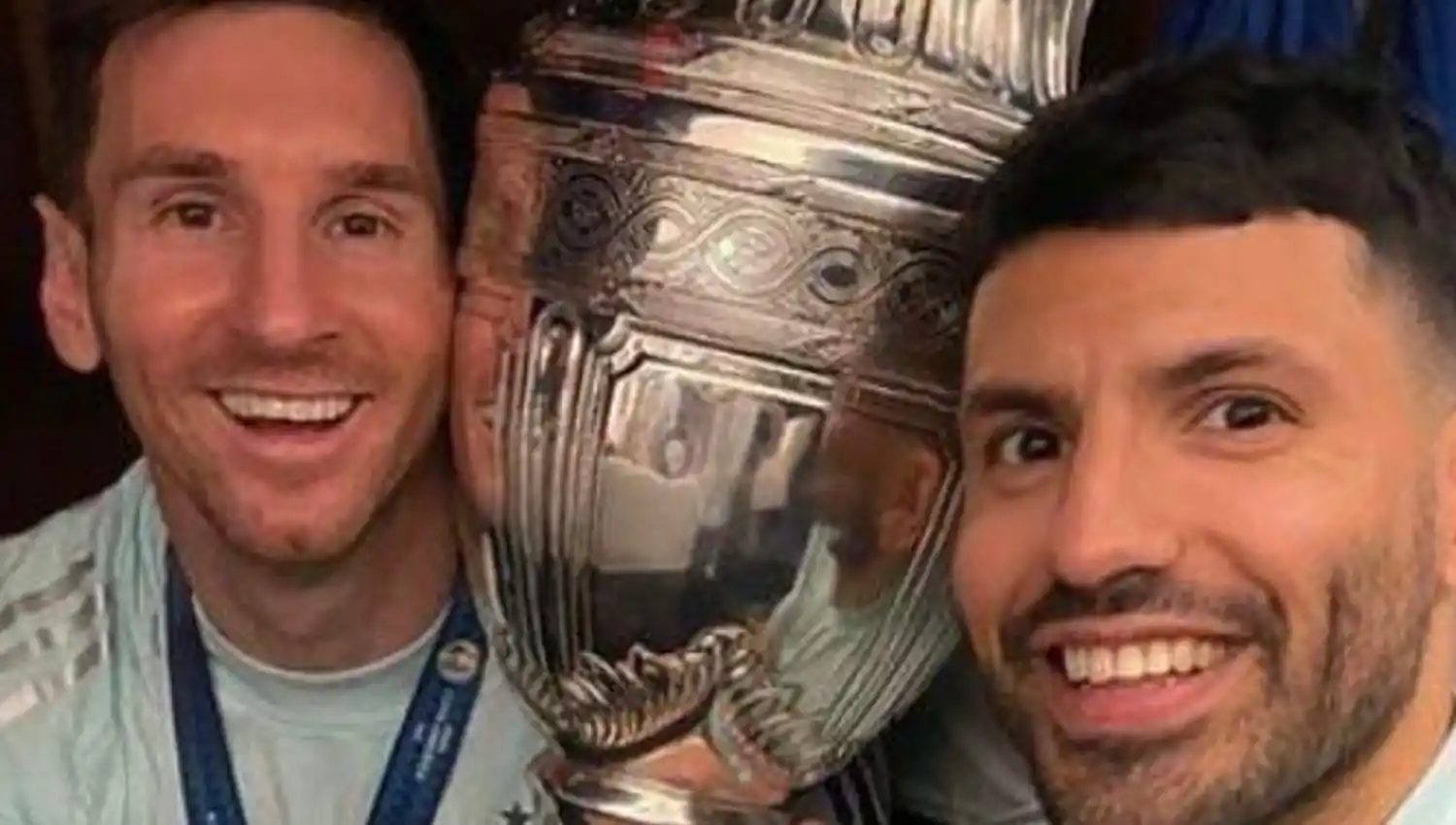 Messi y Agüero con la Copa América 2021.