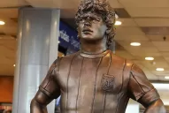 Maradona ya tiene su estatua en el aeropuerto de Ezeiza