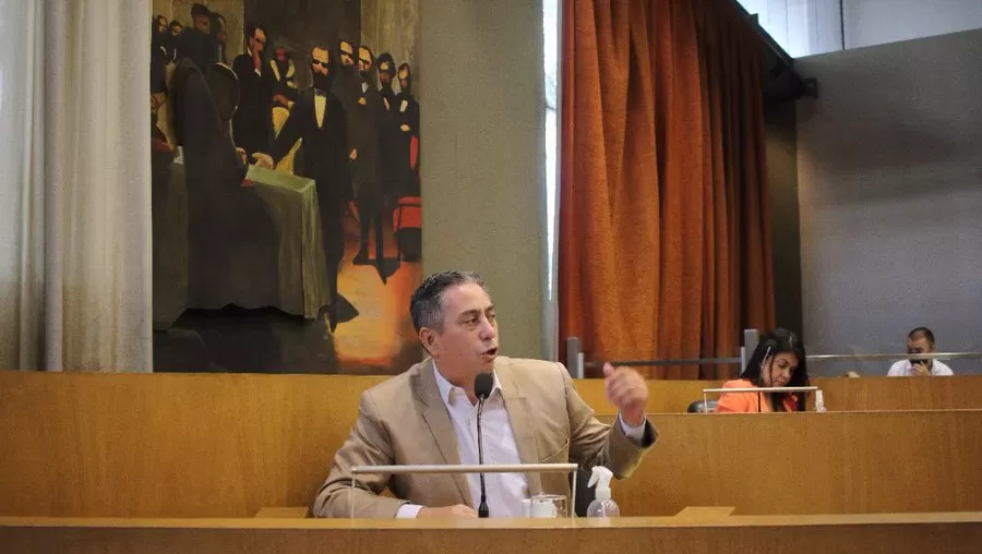 El edil Emiliano Vargas Aignasse, en el recinto de sesiones.