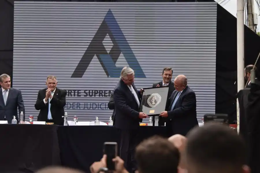 OBSEQUIO. El Presidente recibe un escudo judicial hecho por randeras. 