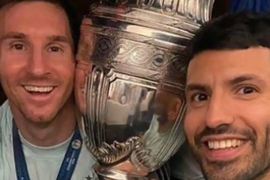 Messi y Agüero con la Copa América 2021.