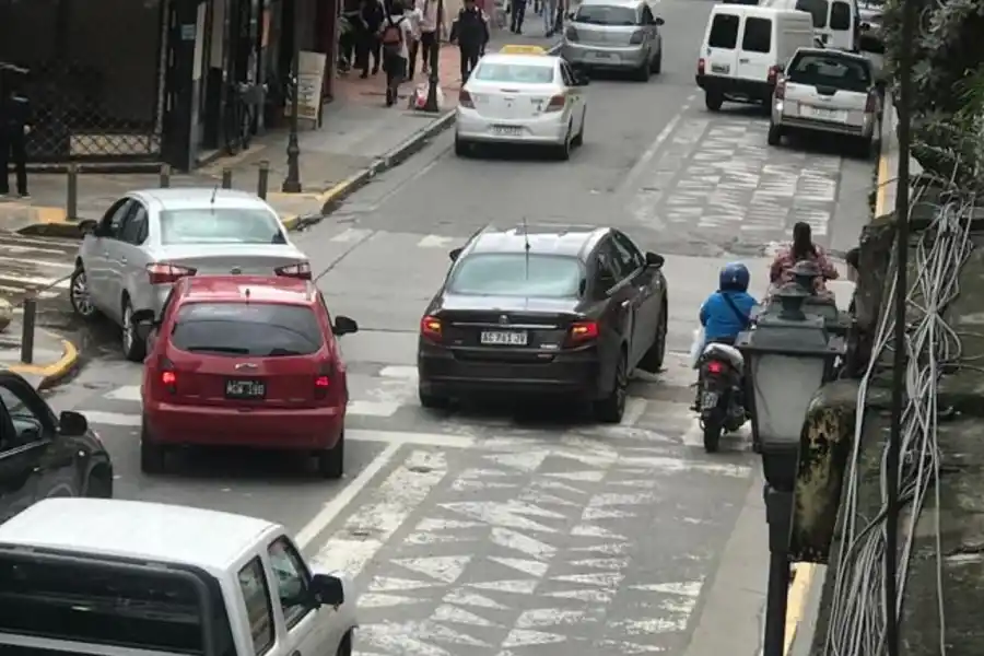 SIN BOLARDOS. Por diferentes accidentes y ataques, las bolas de cemento desaparecieron de la primera cuadra de 9 de Julio. 