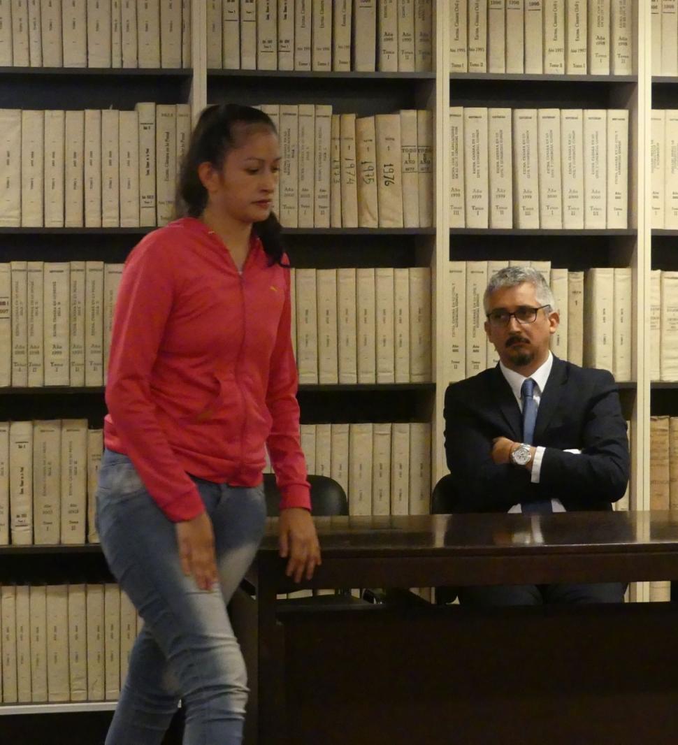 EL ARTÍFICE. Álvarez, junto al defensor oficial Pablo Cannata, quien logró que sea condenada con atenuantes.