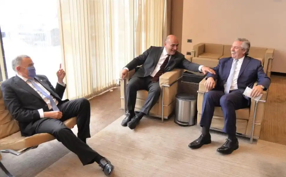 SONRISAS EN LA VIP. Jaldo, junto con Manzur y Alberto Fernández. 