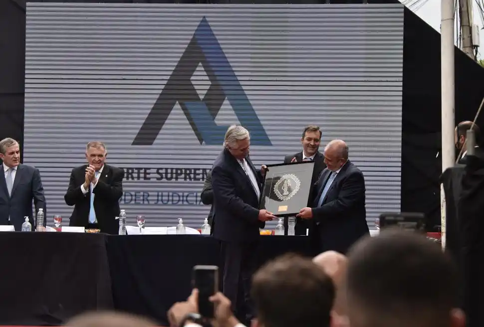 OBSEQUIO. El Presidente recibe un escudo judicial hecho por randeras. 