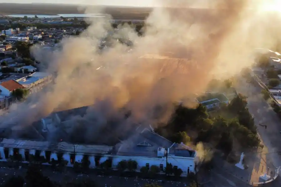 INCIDENTES. Incendian la Casa de Gobierno de Chubut en medio de una protesta contra la megaminería.