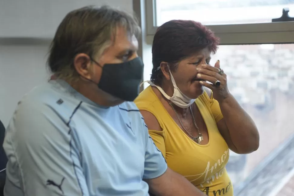 EMOCIONADA. Ana Reales, madre de la víctima, se toma la cara para cubrirse las lágrimas al escuchar la sentencia contra el homicida de su hijo. 