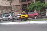 ¡Volvió el montacargas! Acarrearon un auto mal estacionado en Barrio Norte