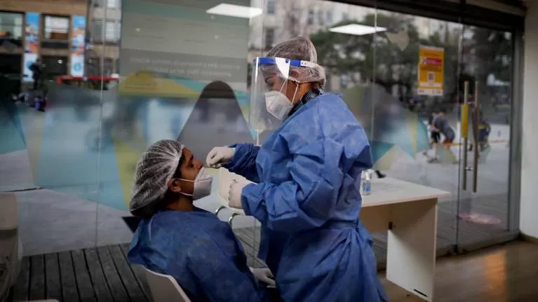 Una enfermera testea a otra en un centro de detección de coronavirus en la Ciudad de Buenos Aires. Foto: AP