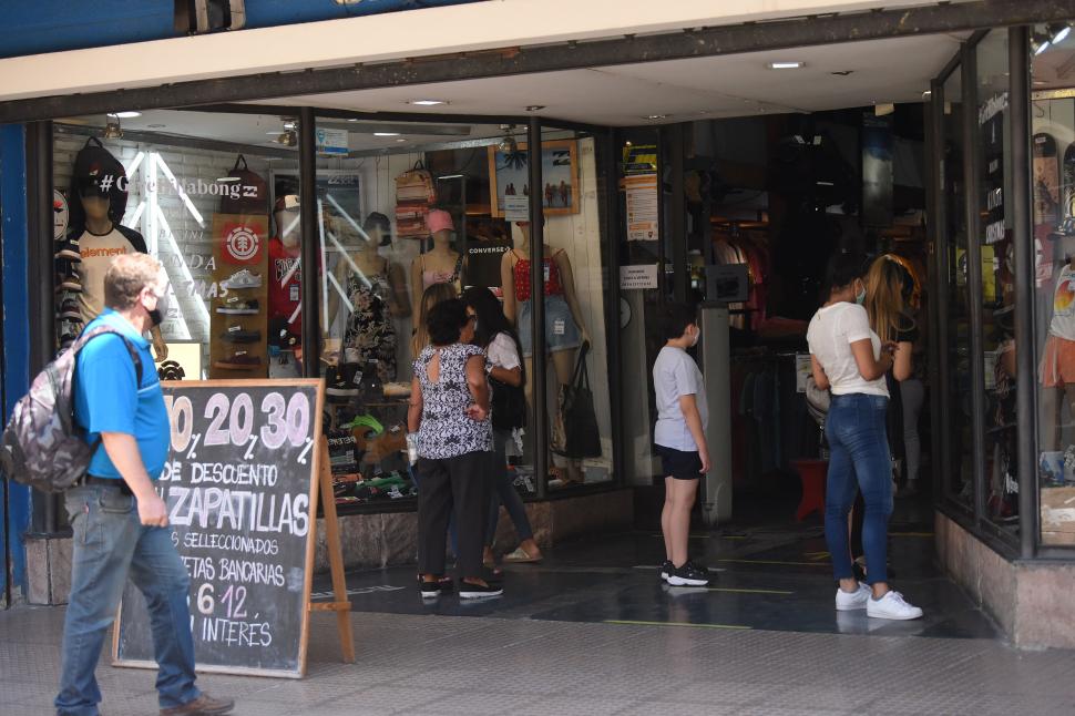 DESCUENTO. Las rebajas se anuncian en carteles que tientan a clientes.