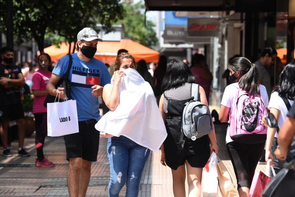 CUIDADO. Una mujer protege a su pequeño bebé de los rayos del Sol.