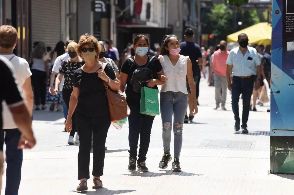 BARBIJO. Tres mujeres caminan con sus tapabocas por la peatonal. 