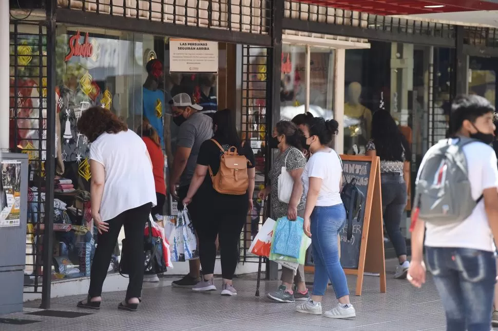 LISTAS. Dos mujeres cargan varias bolsas después de un día de compras en la ciudad capitalina.
