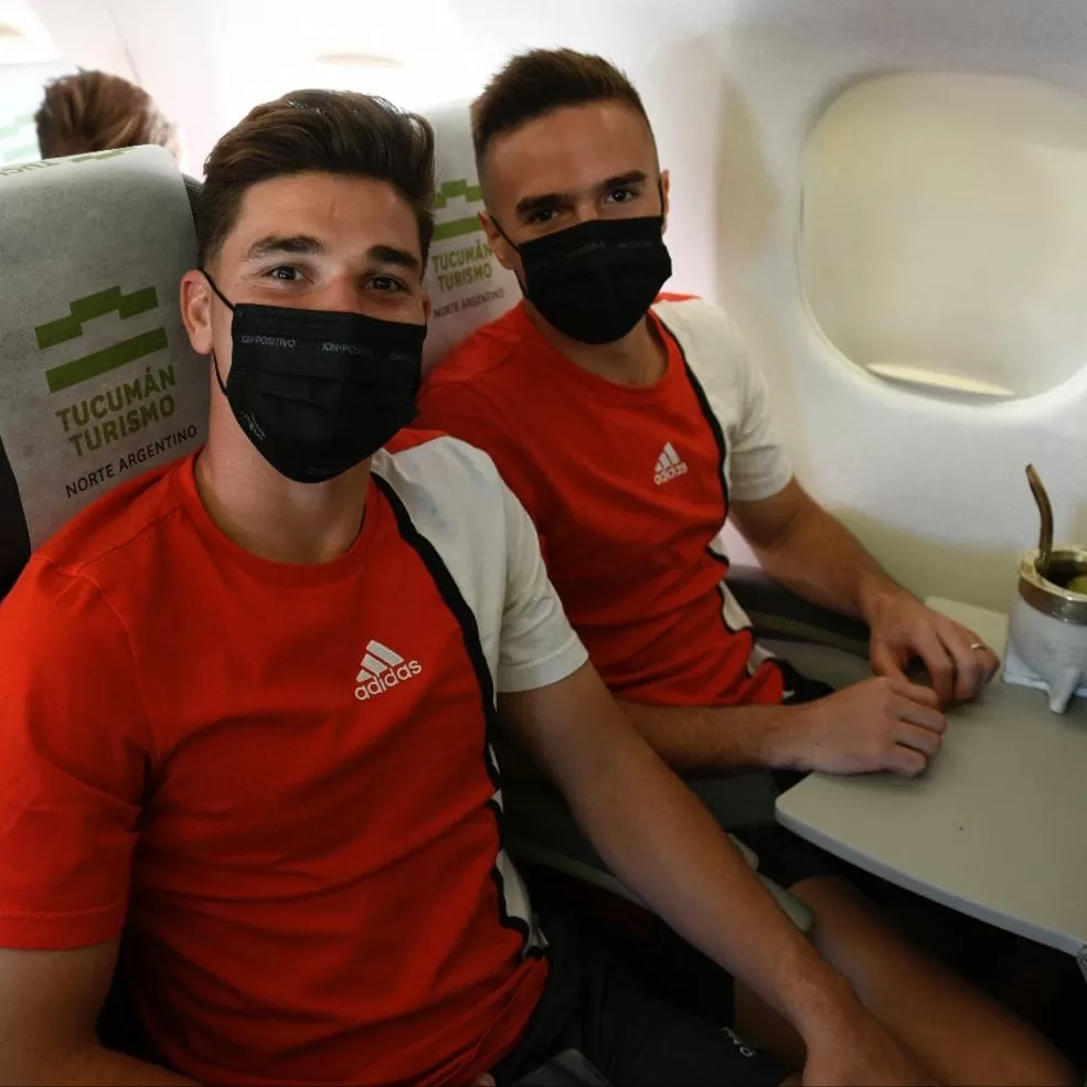 PODER DE GOL. El goleador de River y del torneo pasado con 18 tantos, Julián Álvarez, junto con Agustín Palavecino en el avión rumbo a Santiago del Estero. twitter @RiverPlate