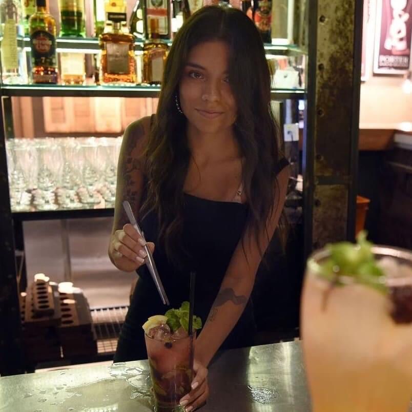 FANÁTICOS. La barmaid Florencia Vaquero reivindica la vigencia local de la sangría.