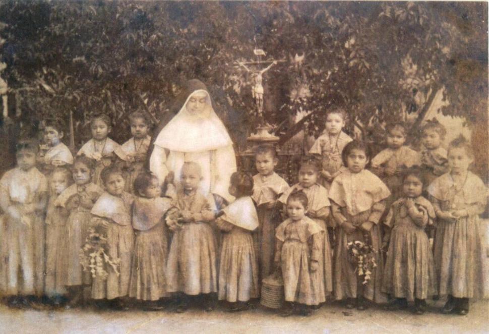 RODEADA DE AFECTO. La epidemia de cólera de 1887 dejó muchos niños huérfanos, para quienes abrió su casa de par en par.