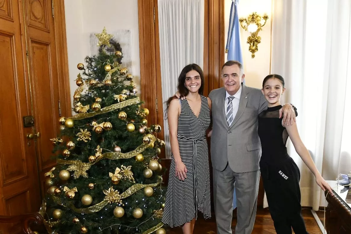 EN CASA DE GOBIERNO. Jaldo, junto a Milagros y a su mamá, Andrea. Foto: Prensa Gobernación