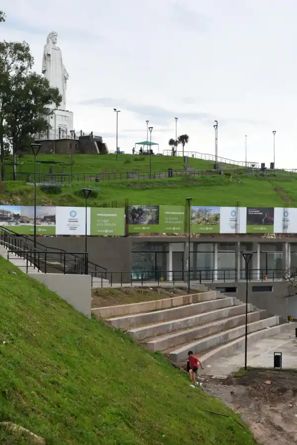 EN PREPARACIÓN. En la parte baja de la loma del Cristo, el mirador se suma al paseo en la punta del cerroSan Javier. 