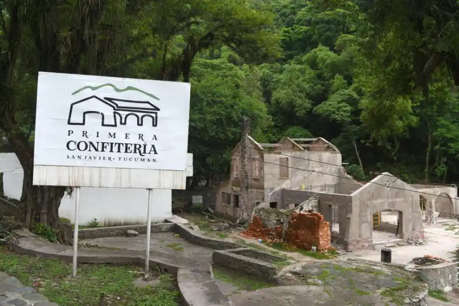 UN DESCANSO EN LA MITAD DEL CERRO. La Primera Confitería, concesionada hace poco, está en plena reconstrucción. 