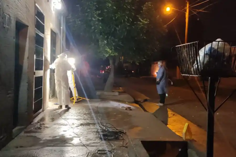 Un hombre fue acribillado en la puerta de su casa en el barrio Alejandro Heredia