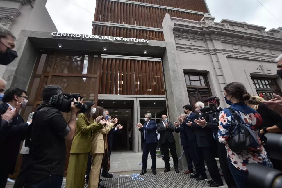 NOVEDAD. El presidente Fernández inauguró el nuevo edificio judicial.  