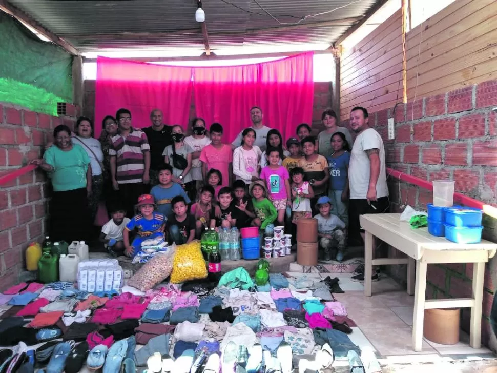 ACCIÓN. Este año, desde la Fundación Más realizaron cien alpargatas para donar, junto a otros elementos, en Salta. 