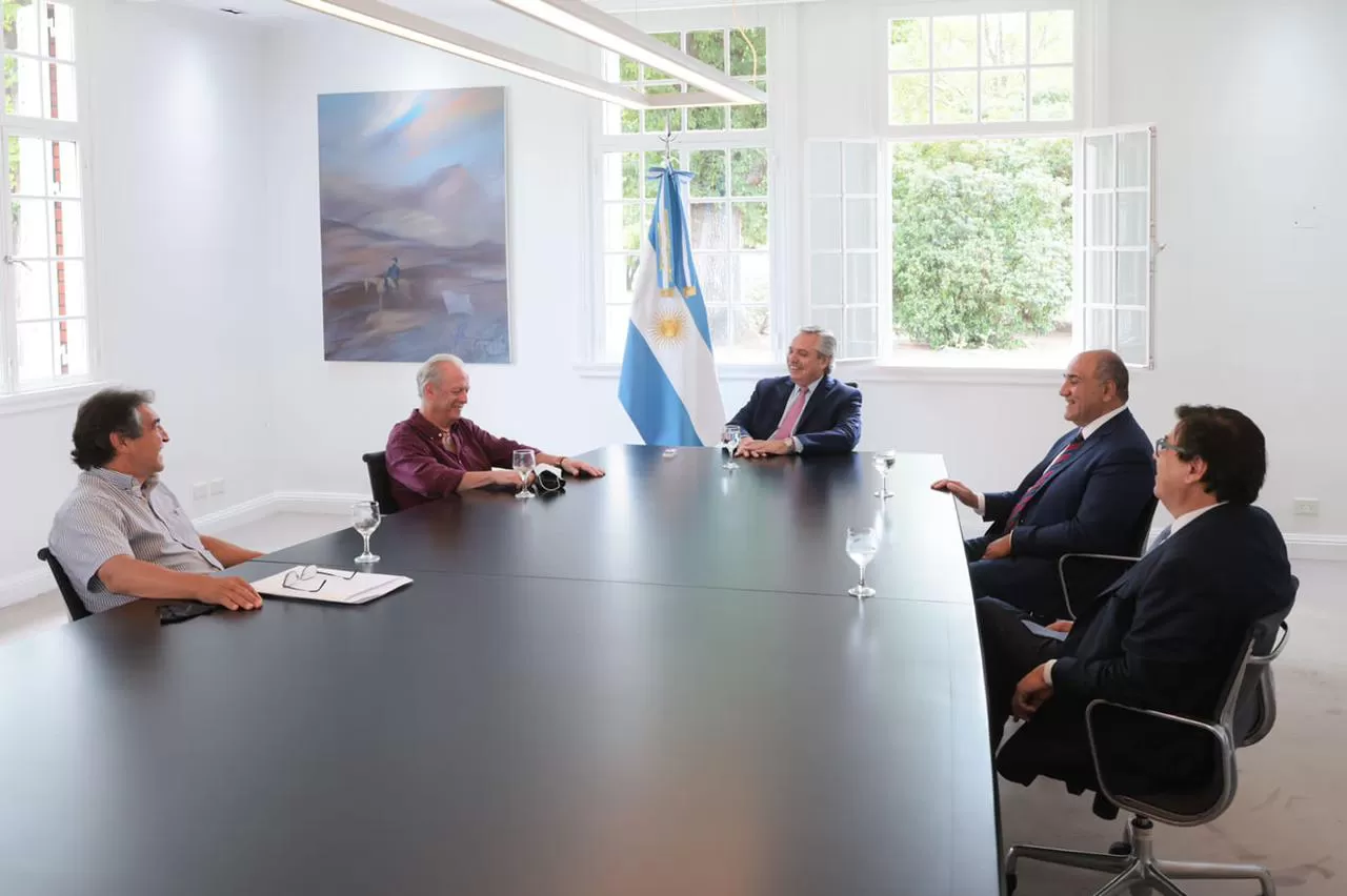 EN OLIVOS. Alberto Fernández efectuó el anuncio, junto a Manzur, a Moroni y a representantes gremiales. Foto: Presidencia de la Nación