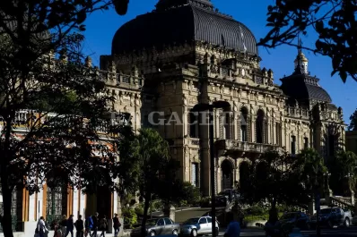 Jaldo decretó el asueto para la Administración Pública de Tucumán para el 24 y el 31