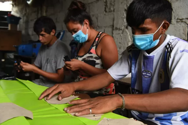 Jóvenes del barrio Los Vázquez confeccionan servilletas y manteles navideños