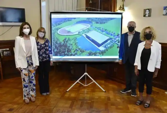 Funcionarios e la presentación del proyecto