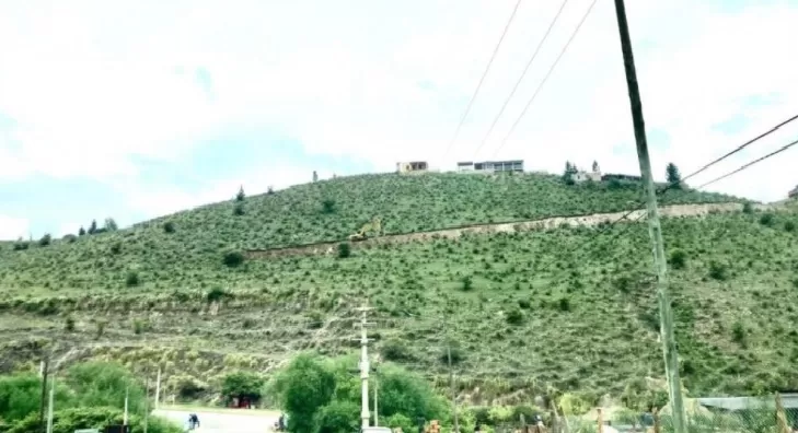 EL PELAO. Una máquina excavadora atraviesa el medio del cerro extrayendo tierra para llevar a cabo obras en la zona. 